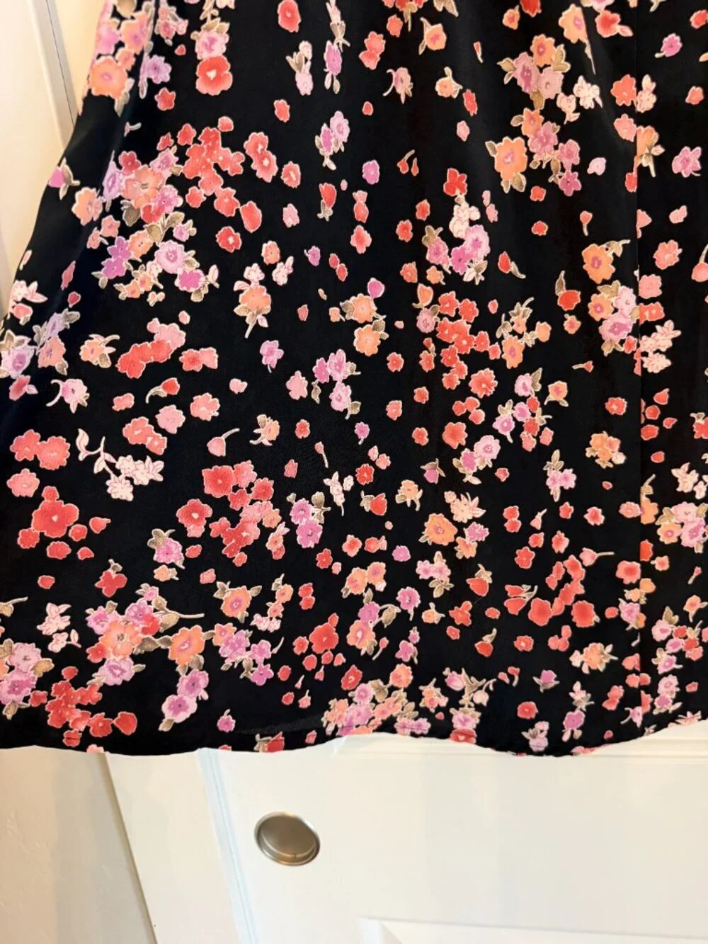 Charming black floral midi skirt with a comfortable elastic waistband